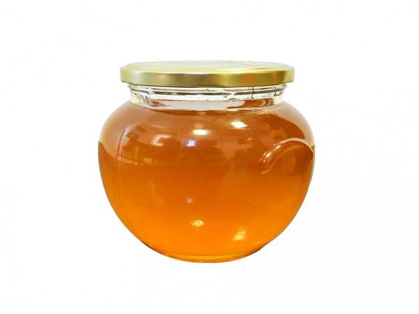 امروزه در کارخانه های تولید کننده عسل، انواع مختلف عسل خام را با انجام عملیات فرآوری و با ایجاد تغییراتی در آن، به بازار عرضه می کنند.  <yoastmark class=